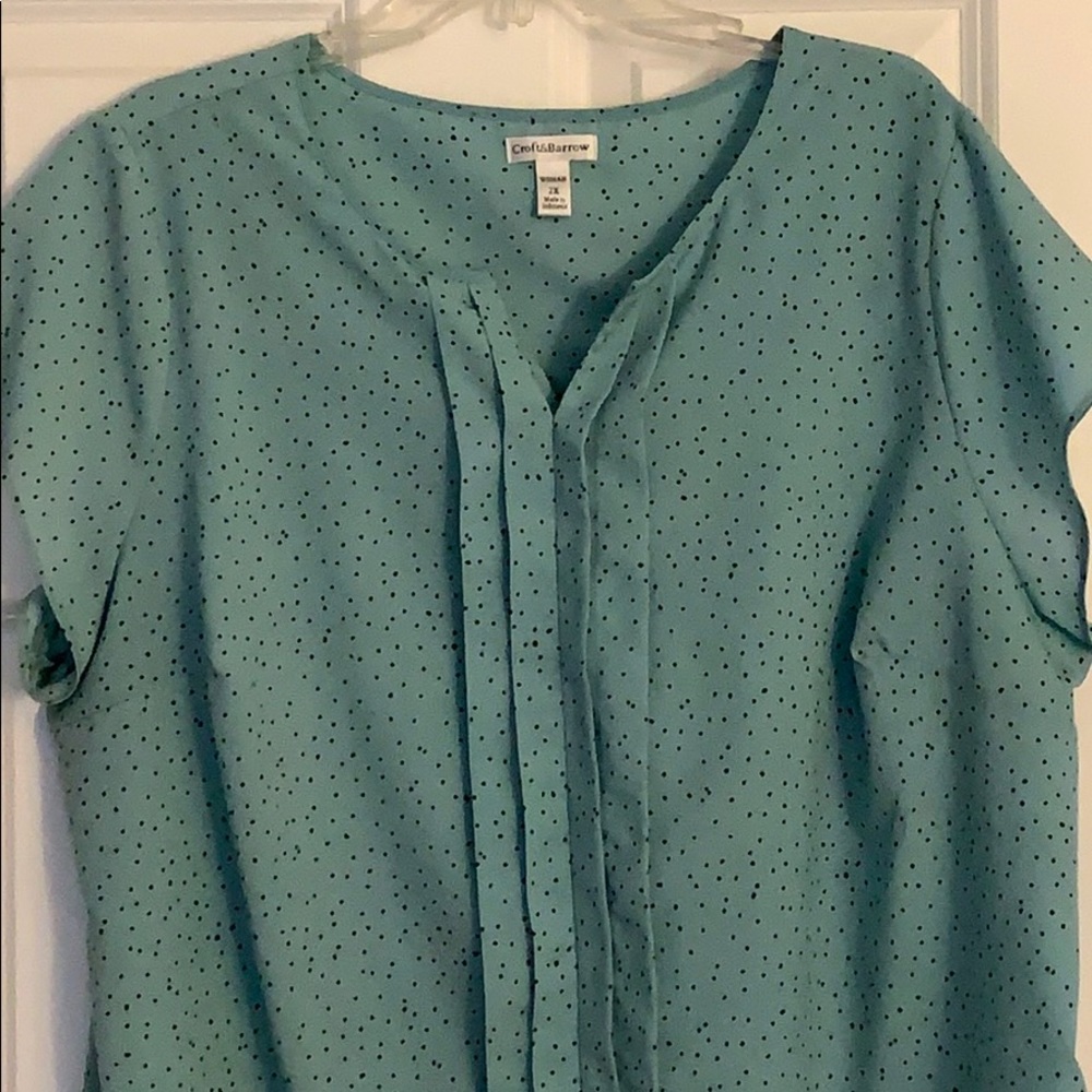 Mint green blouse with black polka dots. Short slv